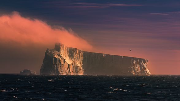 Обои на рабочий стол Гигантский айсберг в ледяных водах океана, by James Cai