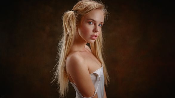 Обои на рабочий стол Модель Настя на темном фоне, фотограф Георгий Чернядьев