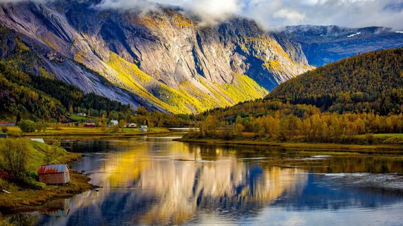 Обои на рабочий стол Маленькая деревушка Sоrfold, Norway / Сорфольд в Норвегии на берегу реки в горах, фотограф Jоran Johnsen