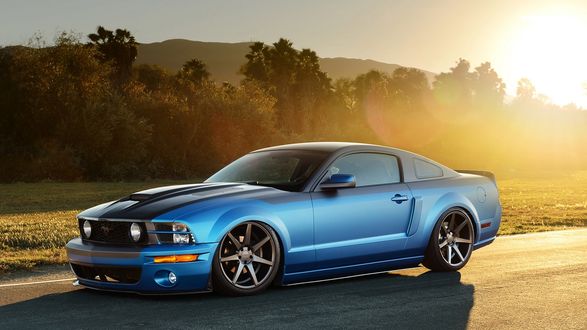 Обои на рабочий стол Автомобиль Ford Mustang на шоссе