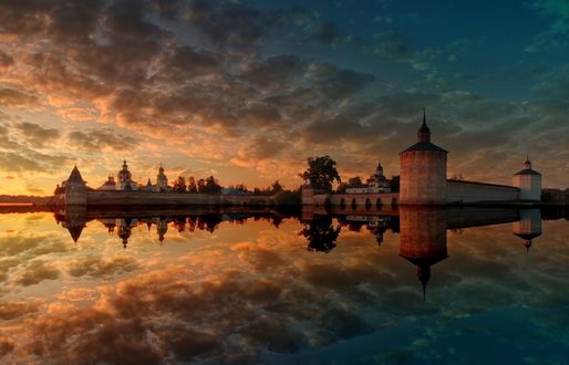 Обои на рабочий стол Кирилло-Белозерский мужской монастырь на рассвете, фотограф Лукин Александр