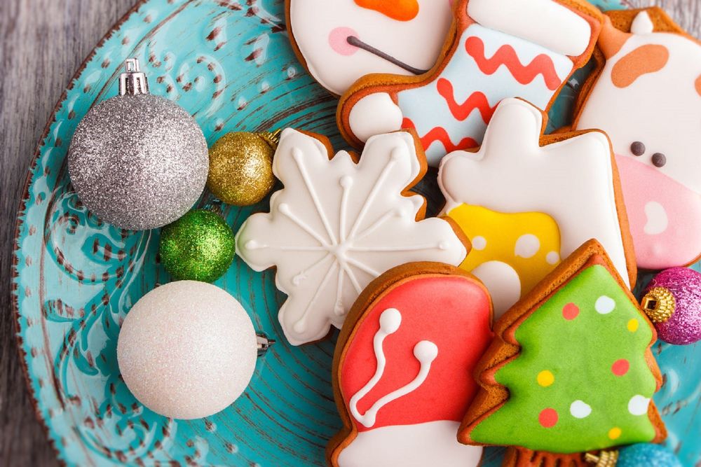 Обои для рабочего стола Глазированные печеньки в новогодней тематике с елочными шарами на подносе