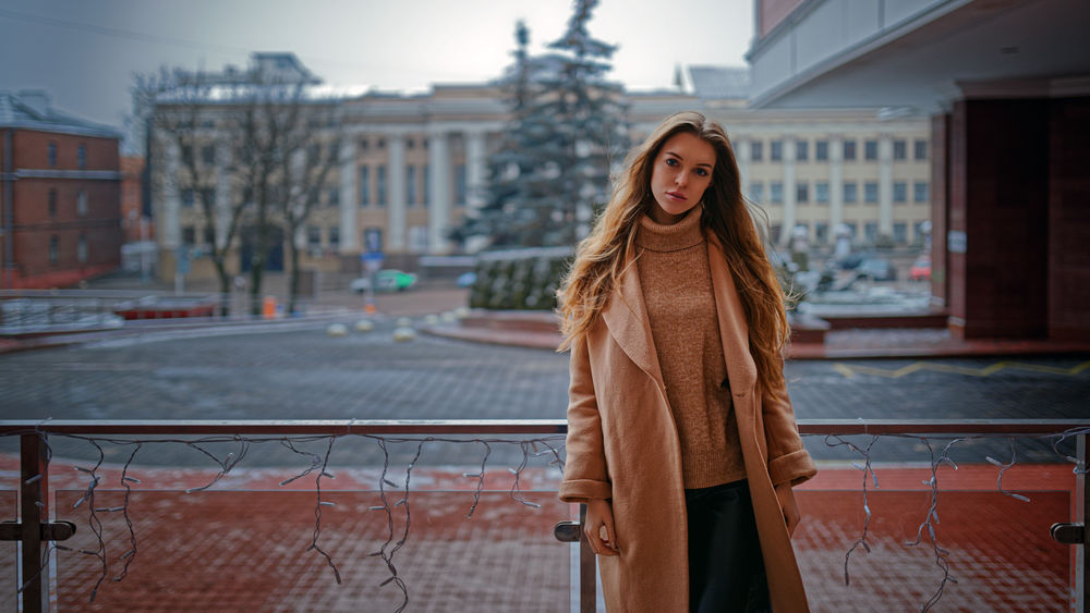 Обои для рабочего стола Милая девушка Алина Богданович стоит на улице, фотограф Zhodik Serge