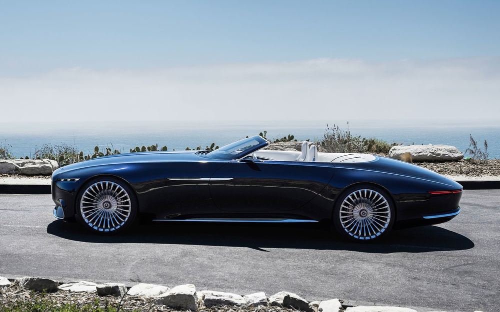 Обои для рабочего стола Концептуальный автомобиль люкс-класса Mercedes-Maybach Vision 6 Cabriolet 2018 стоит на асфальте, вид сбоку