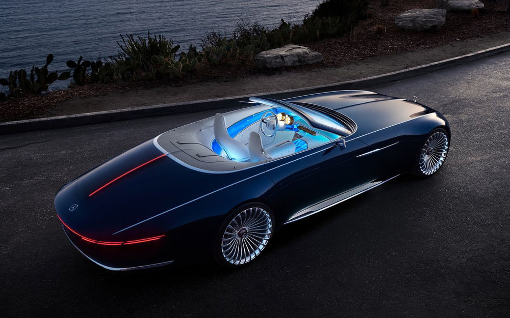 Обои для рабочего стола Концептуальный автомобиль люкс-класса Mercedes-Maybach Vision 6 Cabriolet 2018 в вечернее время стоит на асфальте