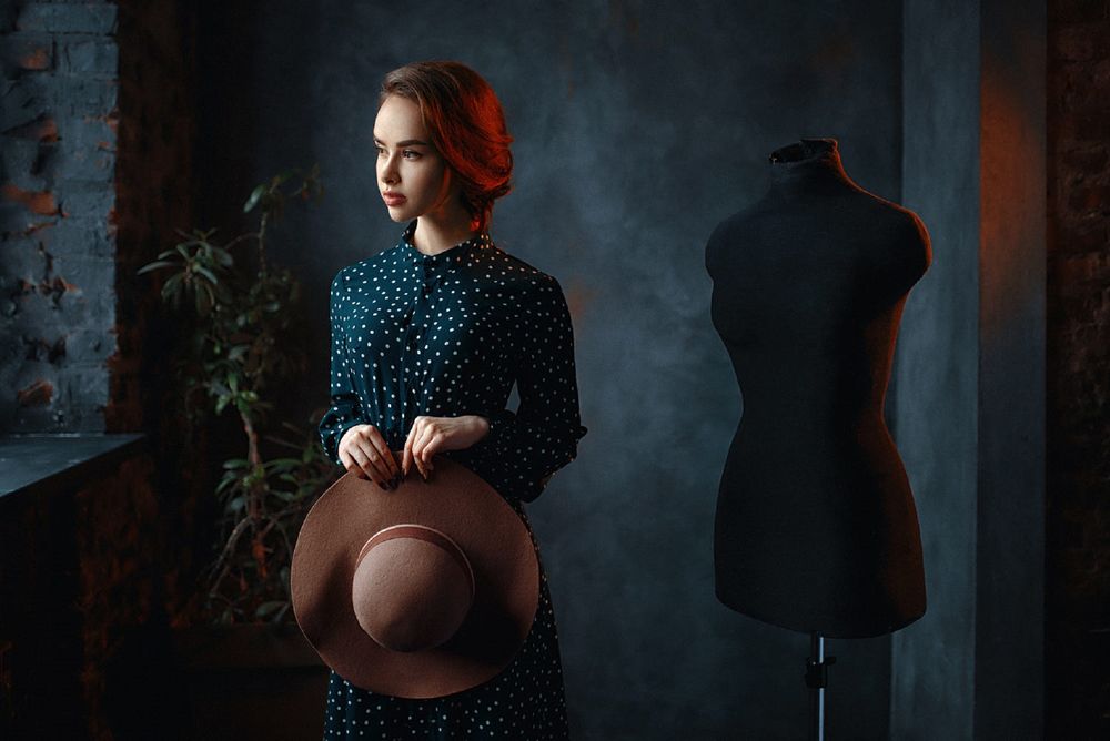 Обои для рабочего стола Девушка Елена со шляпой в руке стоит в комнате, фотограф Макс Кузин