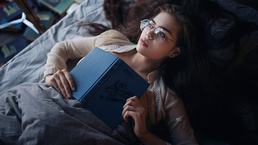 Обои для рабочего стола Модель Майя Шахназарова в очках с книгой в руках, фотограф Sergey Fat