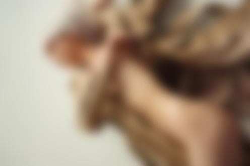 Обои для рабочего стола Модель Anastasia Shestakova / Анастасия Шестакова в распахнутом плаще