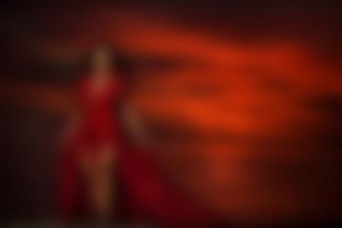 Обои для рабочего стола Модель Vianca в красном длинном платье стоит на фоне моря во время заката, by Kelly Schneider