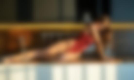 Обои для рабочего стола Модель Валерия Коваленко сидит на столе