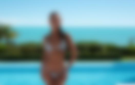 Обои для рабочего стола Модель Rachel Cook стоит на фоне бассейна