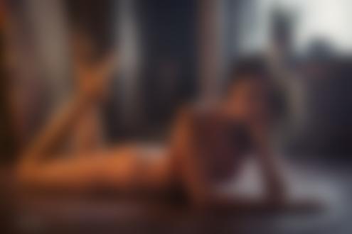 Обои на рабочий стол Модель Диана Шеметова лежит на полу. Фотограф Максим Чуприн