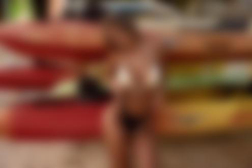 Обои для рабочего стола Модель Sheila Twin в купальнике стоит у лодок, Joakim Karlsson