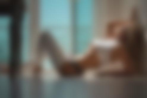 Обои на рабочий стол Модель Anneta Eve в приспущенных джинсах позирует на полу, фотограф Simon Мorton