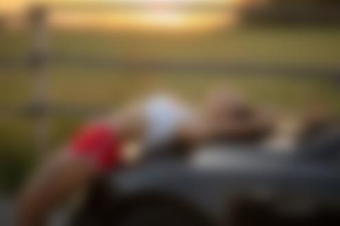 Обои на рабочий стол Девушка Roksi прилегла на капот авто, фотограф Guenter Stoehr