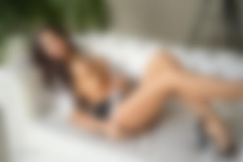 Обои на рабочий стол Девушка-модель Diana Mendelson позирует лежа на белом диване, фотограф Guenter Stoehr