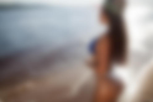 Обои на рабочий стол Модель Аникина Аникина в купальнике стоит у водоема, фотограф Артур Абдуллазянов