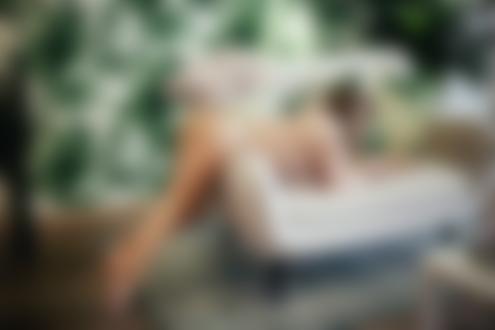 Обои на рабочий стол Модель Катя Котенова опустилась на диван. Фотограф Maksim Chuprin
