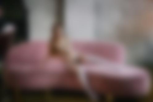 Обои для рабочего стола Модель Ева Чехова сидит на диване. Фотограф Maksim Chuprin