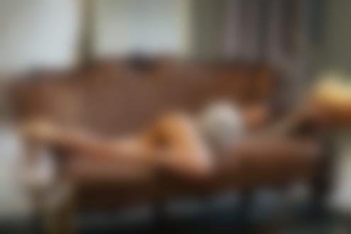 Обои на рабочий стол Модель Юля Дмитриева лежит на диване. Фотограф Maksim Chuprin
