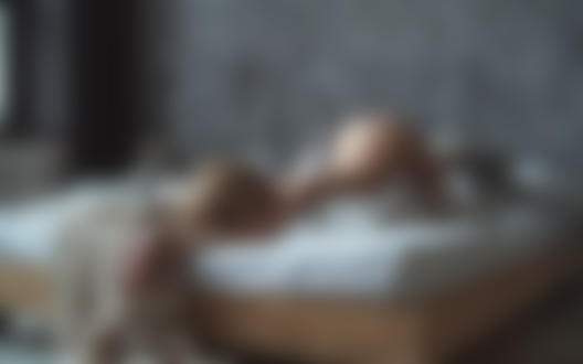 Обои для рабочего стола Модель Марта Громова позирует на кровати, фотограф Daria Klepikova