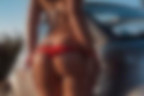 Обои для рабочего стола Модель Bandol в купальнике стоит перед авто, фотограф David Ben Haim