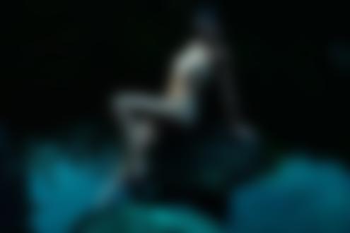 Обои на рабочий стол Девушка в трусиках сидит на камне в окружении воды, фотограф Hannes Windrath