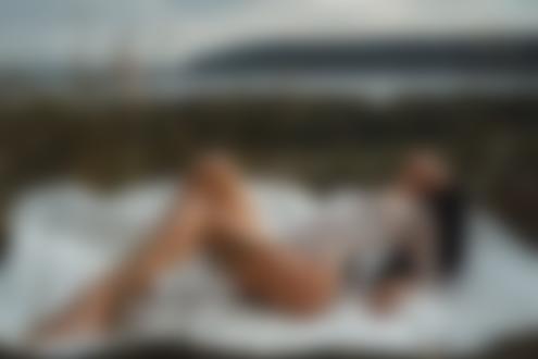 Обои на рабочий стол Модель Елена Петрова лежит на белом покрывале, фотограф Artem Soloviev