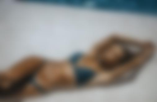 Обои на рабочий стол Загорелая модель Jessica Goicoechea лежит в воде, фотограф Kesler Tran