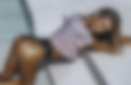 Обои для рабочего стола Модель Jessica Goicoechea стоит на коленках в воде, фотограф Kesler Tran