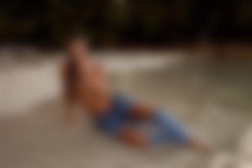 Обои для рабочего стола Модель Sheila в рваных джинсах сидит на побережье, фотограф Joakim Karlsson