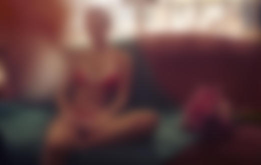 Обои на рабочий стол Модель Brenda Freitas в нижнем белье сидит на диване рядом с цветами. Фотограф Marcio Rodrigues