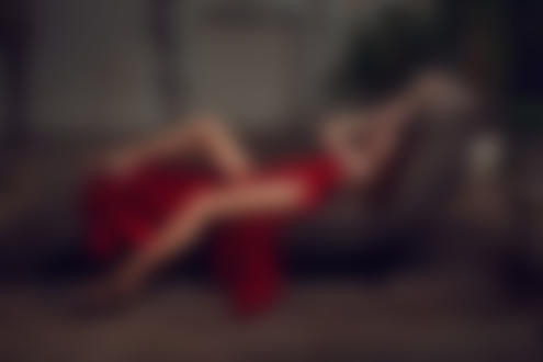 Обои на рабочий стол Модель в красном платье позирует на разобранном кресле. Фотограф Антон Демин