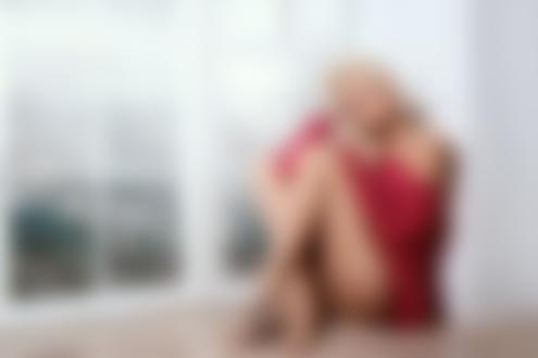 Обои на рабочий стол Девушка в вязанном свитере сидит у окна, фотограф Станислав Сильянов