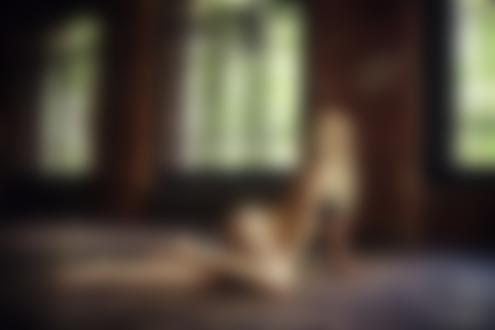 Обои на рабочий стол Девушка - блондинка сидит на полу, by 三好猪