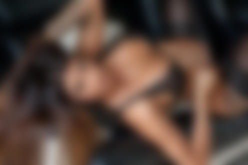 Обои на рабочий стол Девушка-модель Priya Young позирует на черном кожаном диване, фотограф Jack Russell