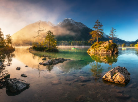 Обои на рабочий стол Рыбак в лодке на Bavarian lake / озере в Баварии. Фотограф Pawel Uchorczak