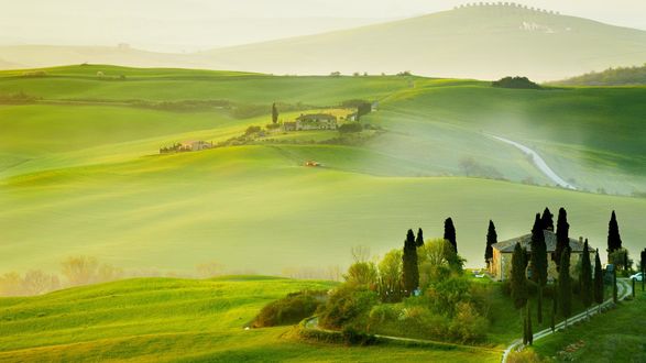 Обои на рабочий стол Туманное весеннее утро на полях Tuscany, Italy / Тоскана, Италия