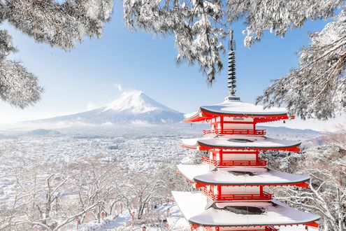Обои на рабочий стол Chureito Pagoda / пагода Чуреито в снегу в ясный зимний день и вулкан Фудзи / Fuji, Япония / Japan, фотограф Loïc Lagarde / Лоик Лагард