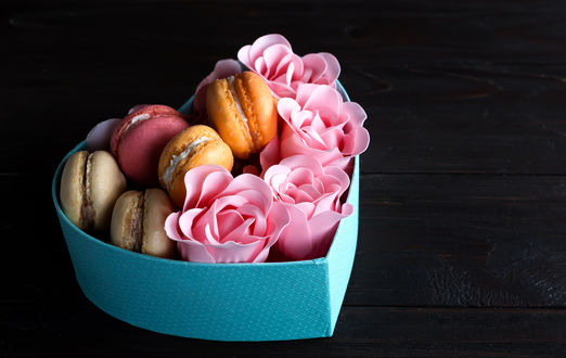 Обои на рабочий стол Подарок к «Дню Святого Валентина» / Valentines Day: розы и печеньки в коробке в форме сердца