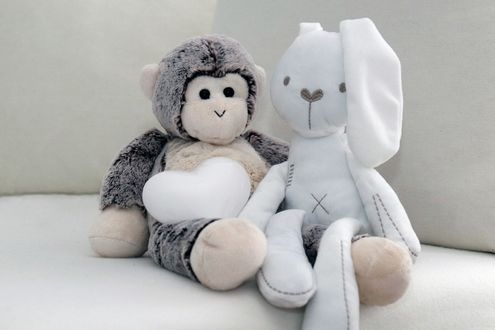 Обои на рабочий стол Игрушечный заяц и обезьяна с сердечком, by Bella H