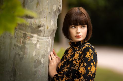 Обои на рабочий стол Модель Marie Grippon стоит у дерева, фотограф Lods Franck