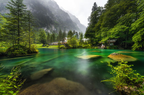 Обои на рабочий стол Отель у озера Blausee / Блау в Швейцарии, фотограф Samuel Hess