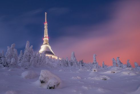 Обои на рабочий стол Ночной Ештед, телебашня и гостиница Йизерских гор, Чехия, фотограф Stanislav Judas