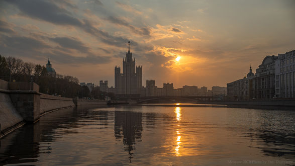 Обои на рабочий стол Рассвет на Котельнической, Москва, Россия, фотограф Юрий Дегтярев