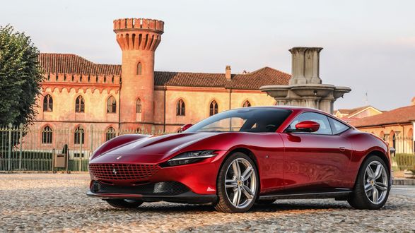 Обои на рабочий стол Красный суперкар Ferrari Roma стоит возле замка