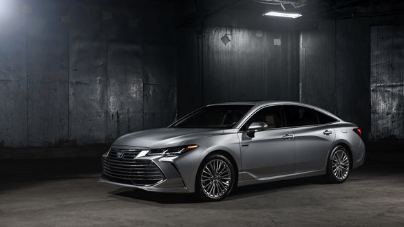 Обои на рабочий стол Автомобиль цвета серебристый металлик Toyota Avalon стоит в гараже