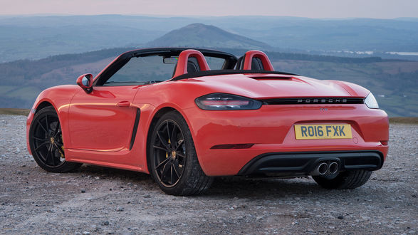 Обои на рабочий стол Красный суперкар Porsche 718 Boxster S стоит на горе