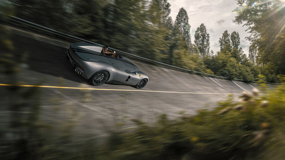 Обои на рабочий стол Спортивный суперкар Ferrari Monza SP1 мчится по дороге