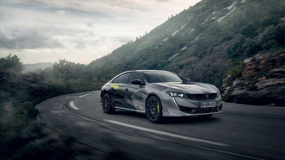 Обои на рабочий стол Автомобиль Peugeot 508 едет по горной дороге